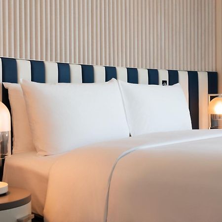 Hotel W Sydney Exterior foto A bed with a headboard