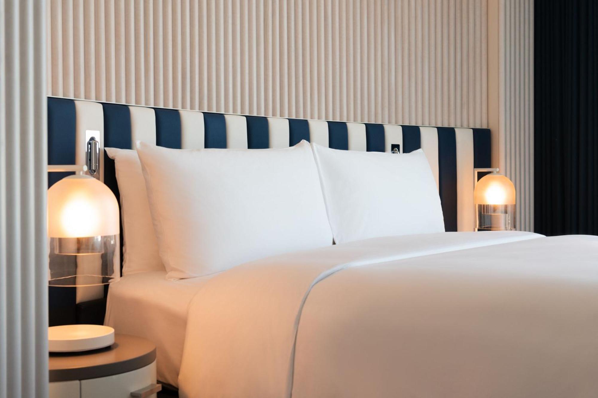 Hotel W Sydney Exterior foto A bed with a headboard